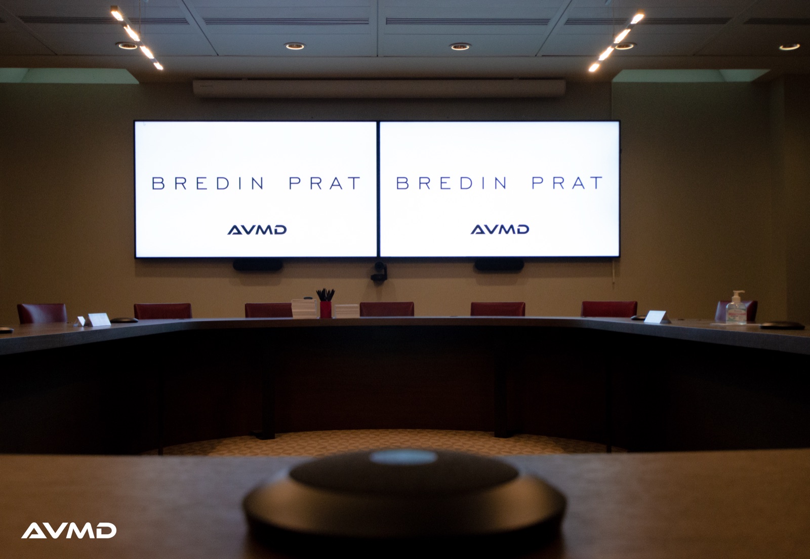 Salle de visioconférence du cabinet Bredin Prat à Paris, équipée par AVMD