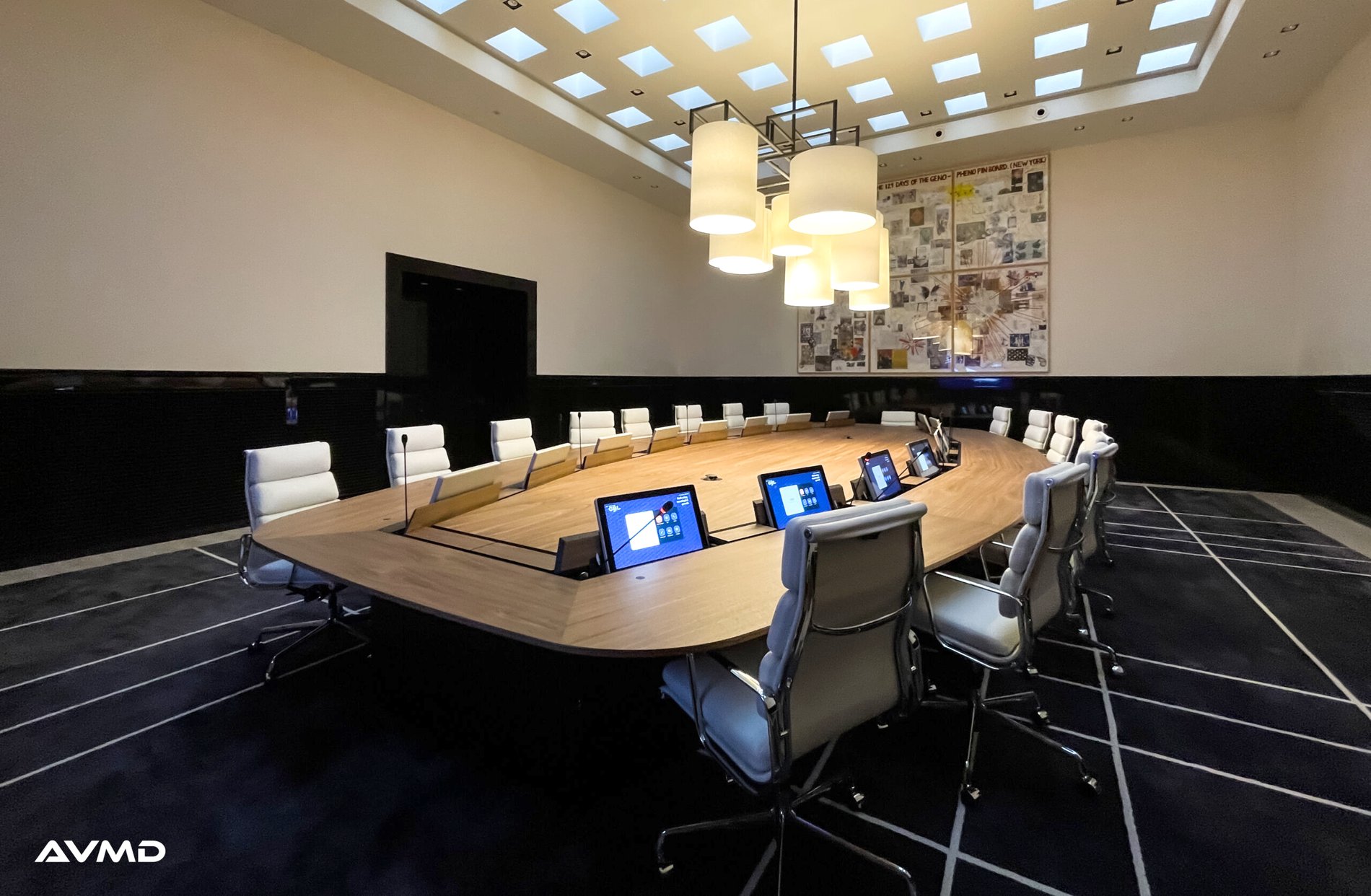 Boardroom de GBL : écrans escamotables intégrés à la table par AVMD