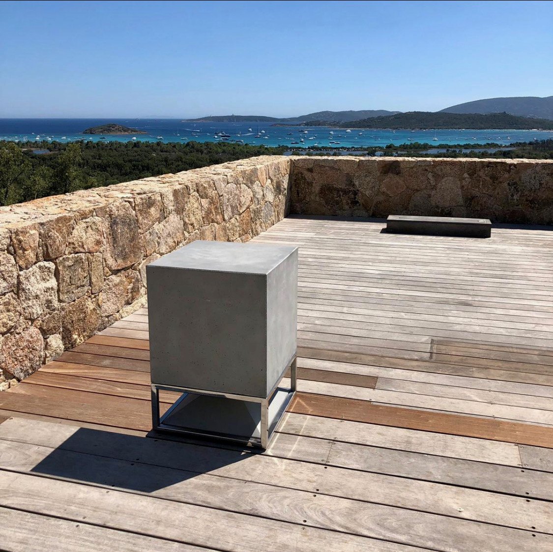 Enceinte d’extérieur Architettura Sonora installée par AVMD pour la sonorisation sur mesure d’une terrasse