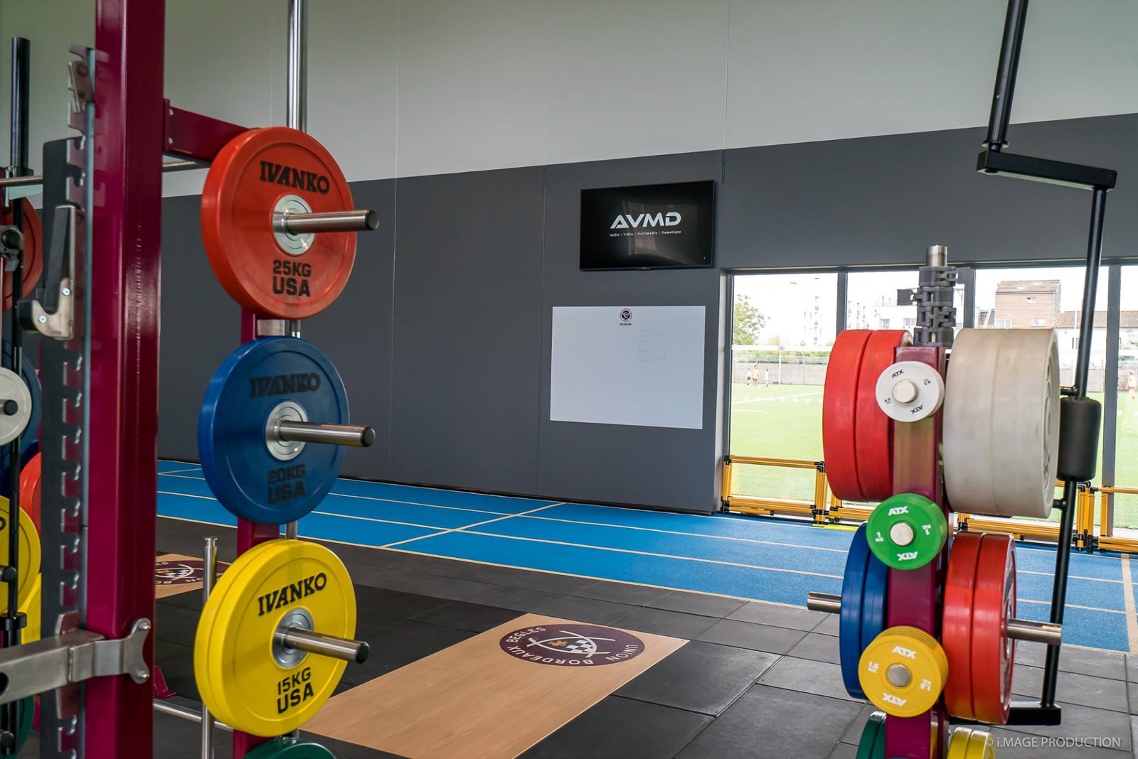 Salle de musculation de l’UBB avec écrans et barres de son installés par AVMD