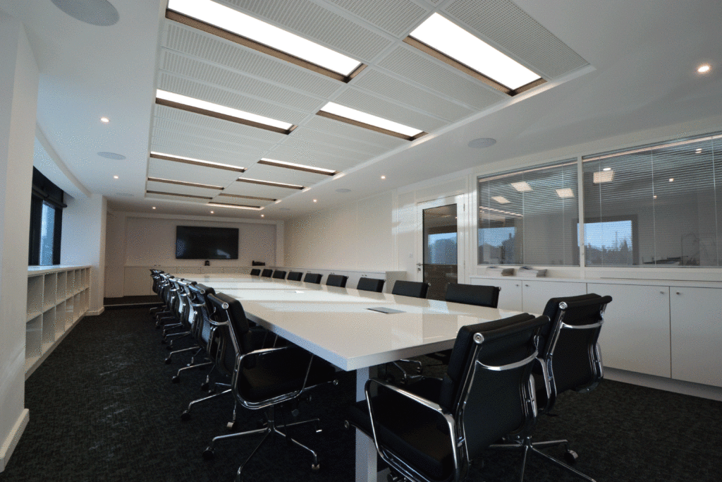 Salle de réunion de la SCP DGD Avocats à Bordeaux, équipée en visioconférence par AVMD