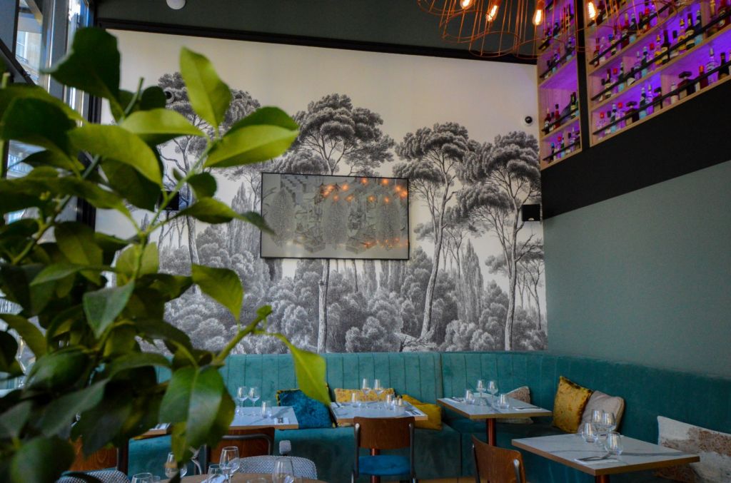 Salle du restaurant Monzù à Bordeaux, écrans et sonorisation intégrés par AVMD