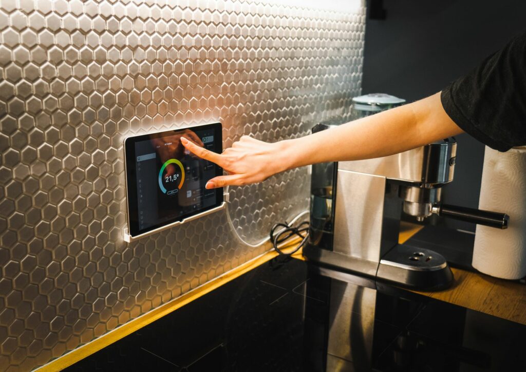Control4, Crestron ou KNX : quel système domotique pour un bâtiment tertiaire ?