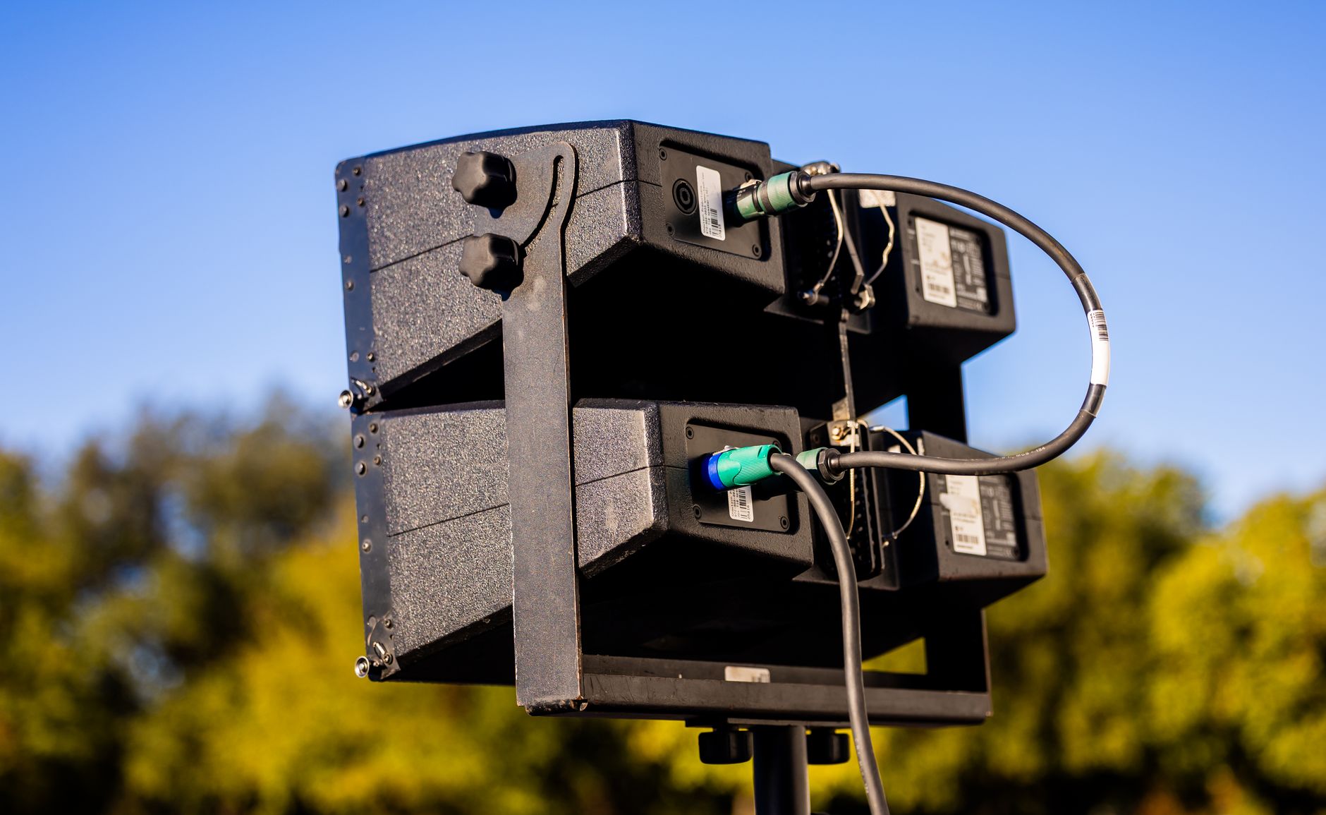 Enceintes encastrées, colonnes ou line array : comment choisir selon votre espace