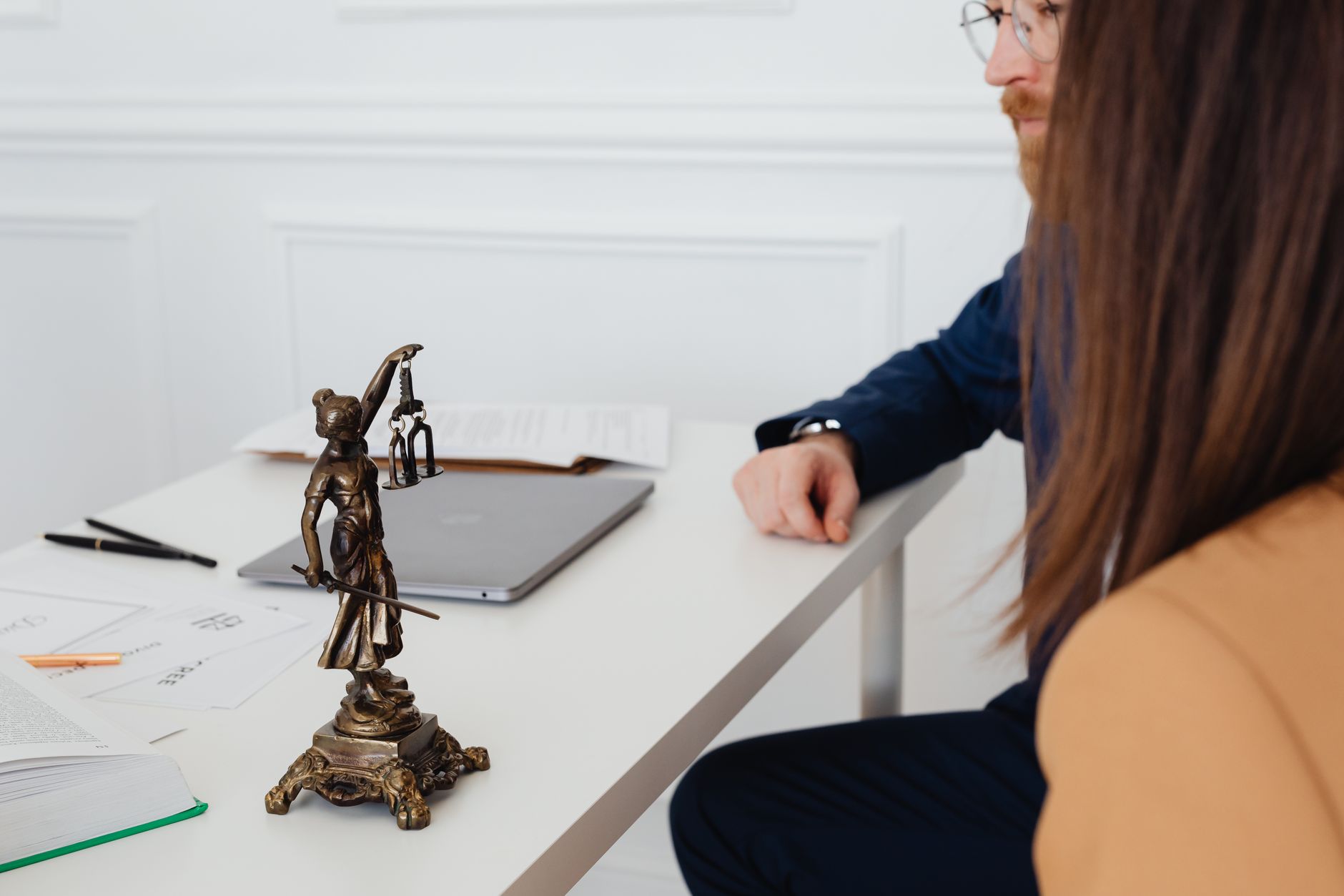 Visioconférence en cabinet d&rsquo;avocats : garantir la confidentialité des échanges et des audiences