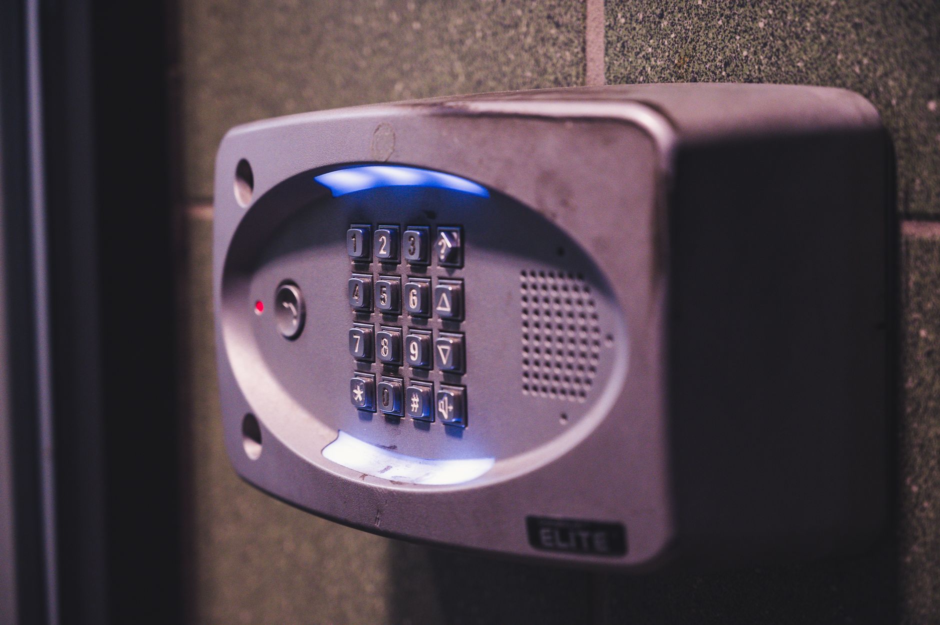 Borne WiFi grand public ou professionnelle : quelles différences au bureau ?
