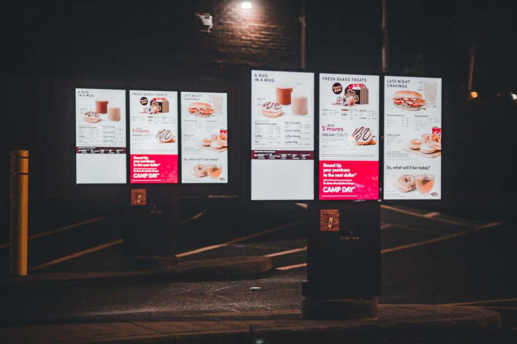 Menu boards numériques en restauration : digitaliser sa carte, ses prix et ses promotions