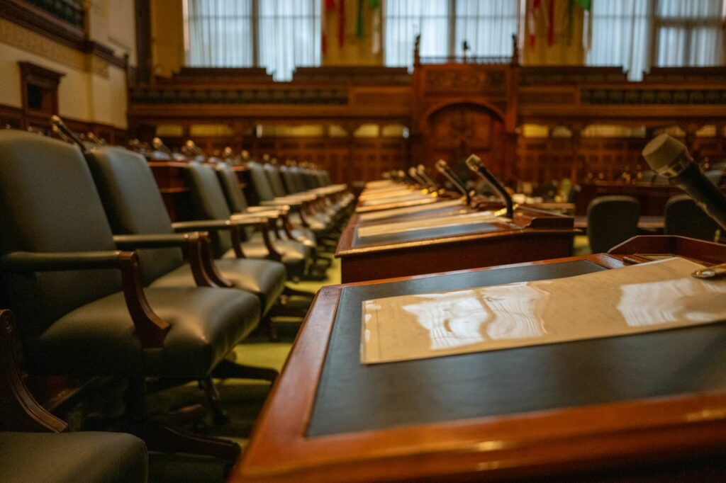 Réunions hybrides dans le secteur public : équiper une salle de conseil ou de délibération