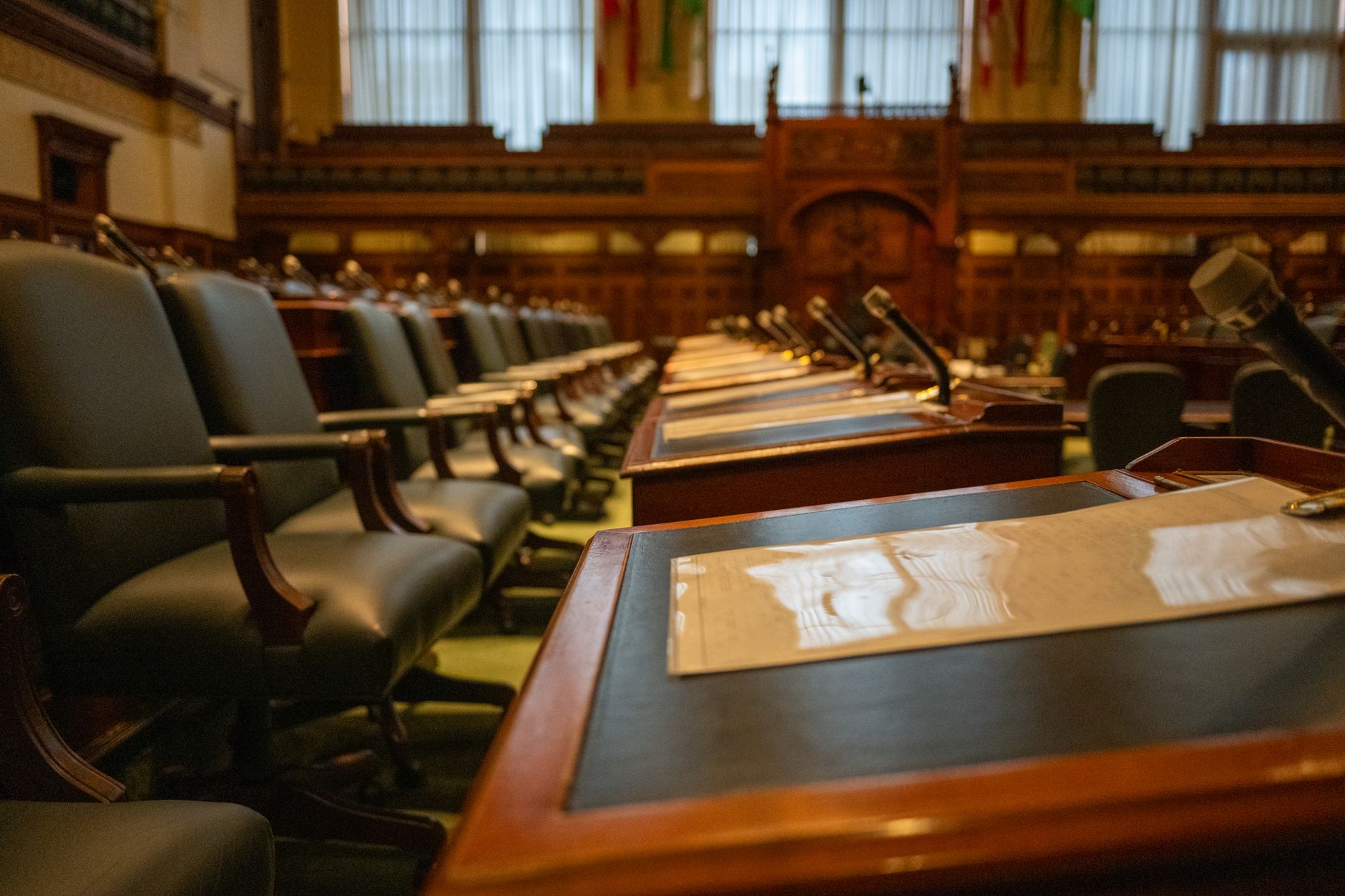 Réunions hybrides dans le secteur public : équiper une salle de conseil ou de délibération