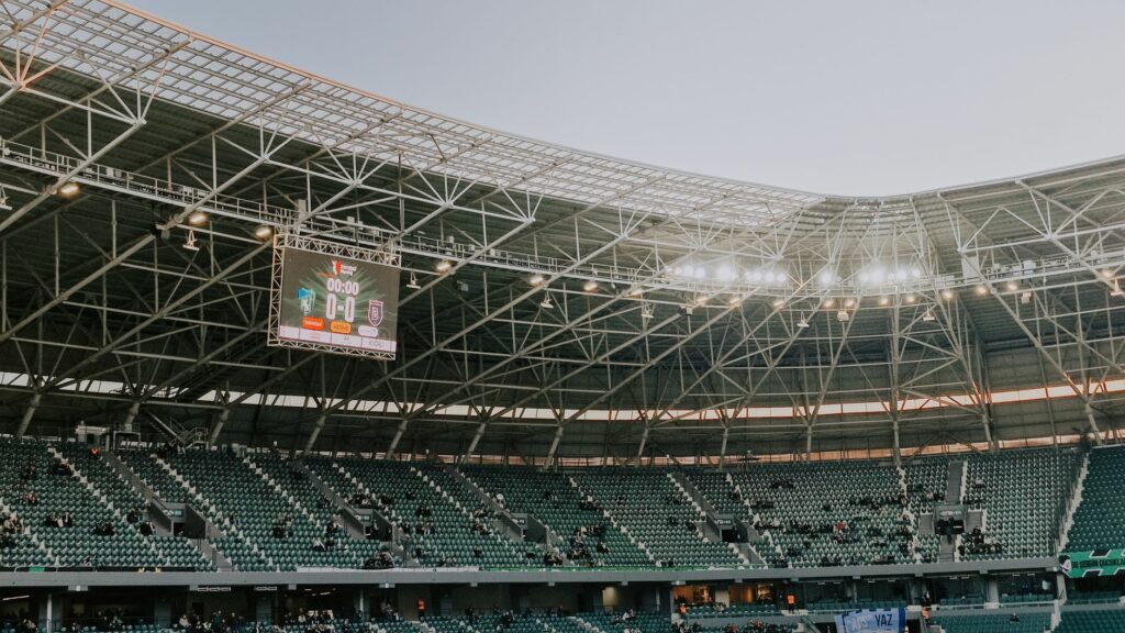 Écrans LED géants en enceinte sportive : loges, périphérie et écran central
