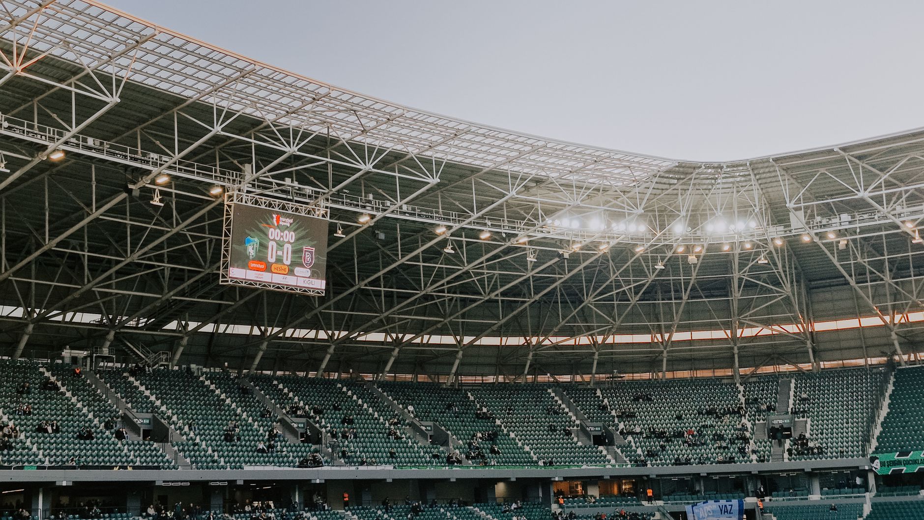Écrans LED géants en enceinte sportive : loges, périphérie et écran central