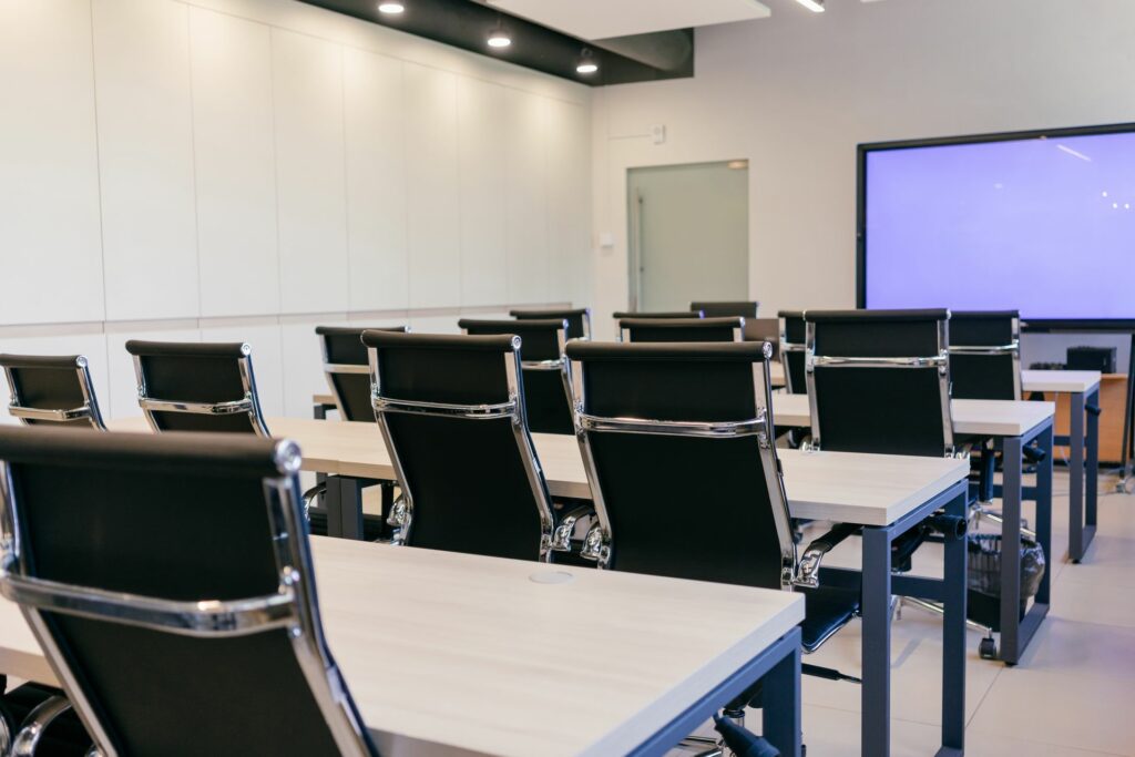 Équiper une salle de formation : écrans, audio et visioconférence