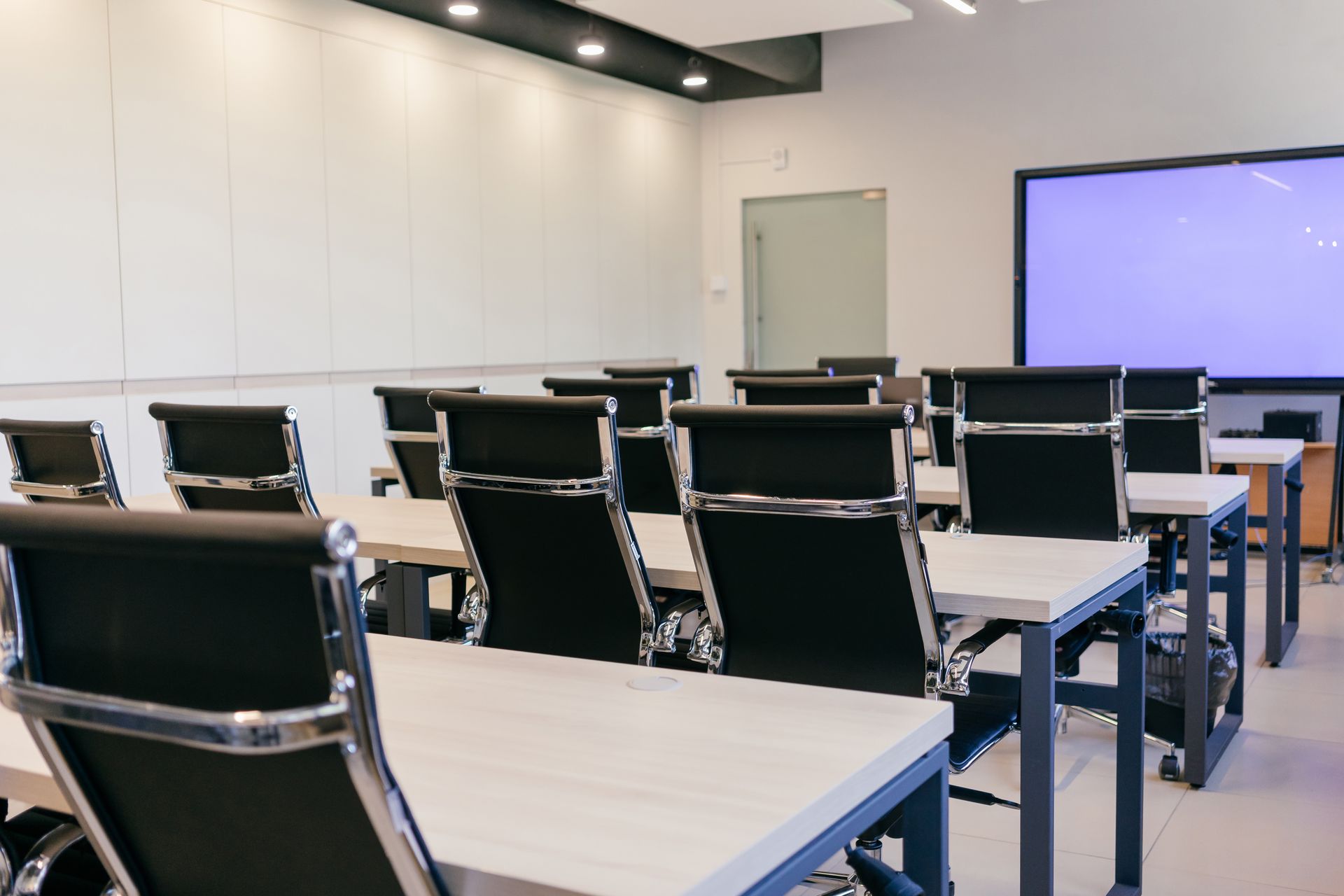 Équiper une salle de formation : écrans, audio et visioconférence